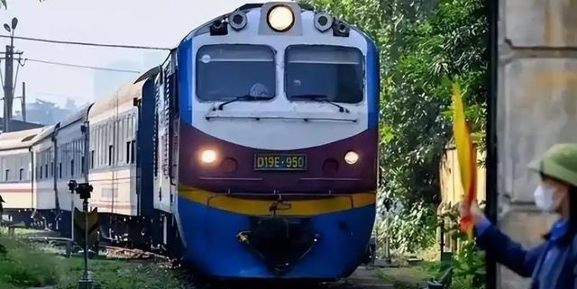 我的越南朋友说，你们根本不懂越南。国民看到穷国老挝、印尼都有高铁，自己没有，给了