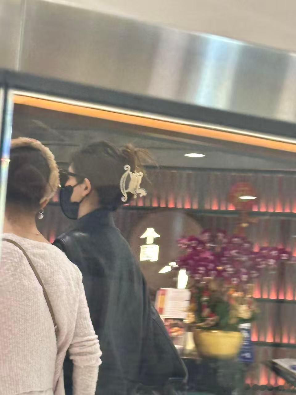 香港偶遇张予曦和妈妈逛街香港偶遇张予曦和妈妈逛街，果然明星里的淡颜在现实里还是