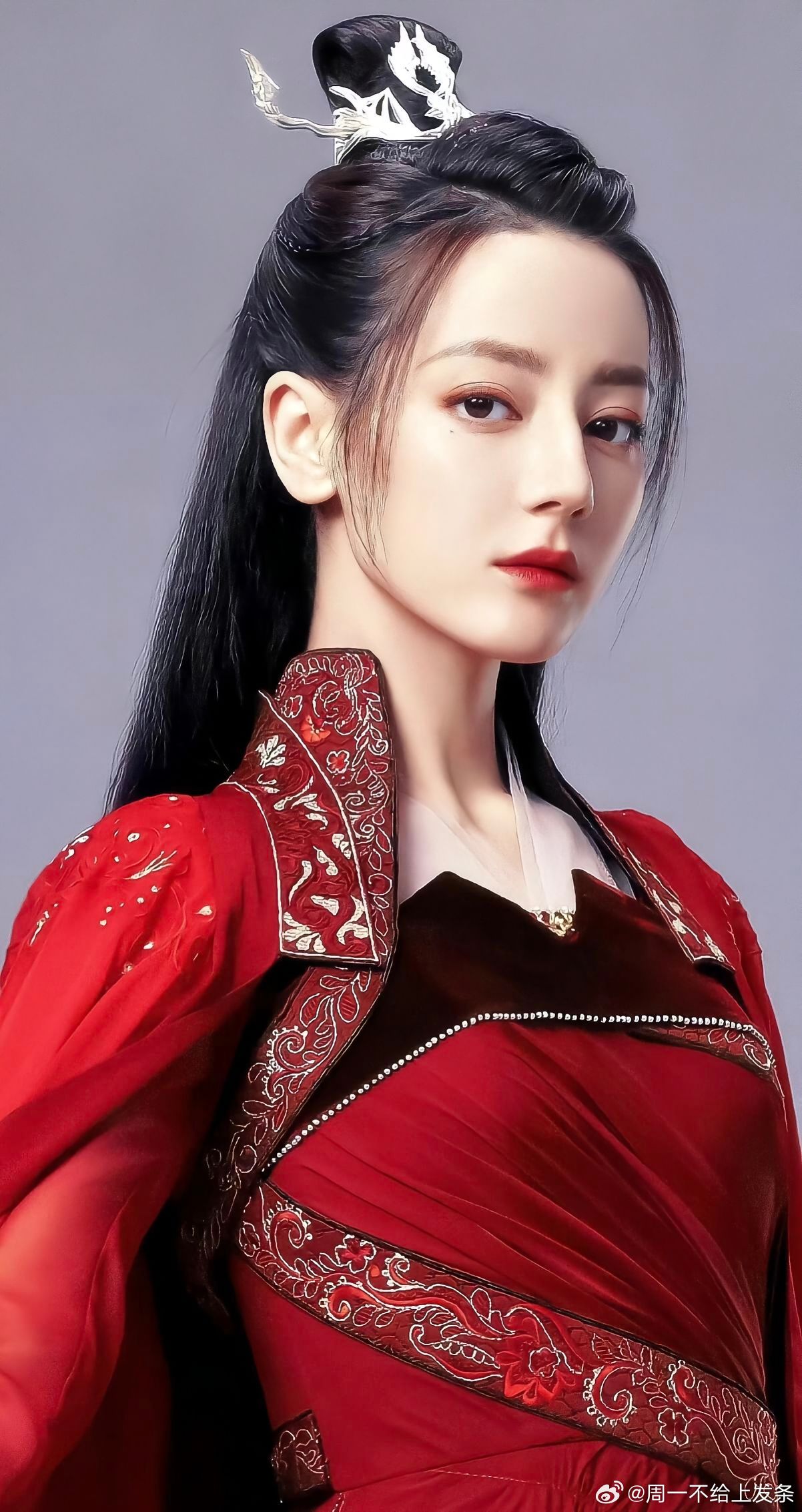 迪丽热巴迪丽热巴古装造型封神！一袭华裳勾勒绝美身姿，眉眼如画自带清冷破碎感，一