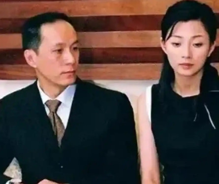 当年，冯远征和殷桃初次搭戏。当冯远征伸出手刚要触碰到殷桃的肩膀时，殷桃本能的往后