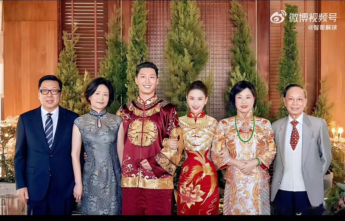 果然，没有对比就没有伤害！何超莲结婚时，三太佩戴的翡翠首饰格外惹眼，尽显老钱