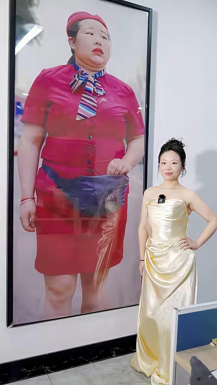最美空姐蒋胖胖晒出了自己的照片，一身金色晚礼服，站在曾经自己空姐的照片处，