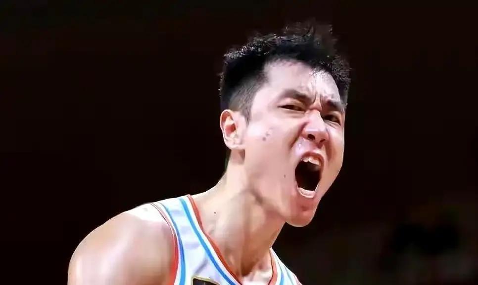 刘玮被喊下课48小时新疆连输两场，球迷堵大巴喊他下课。我蹲在球馆门口，听保