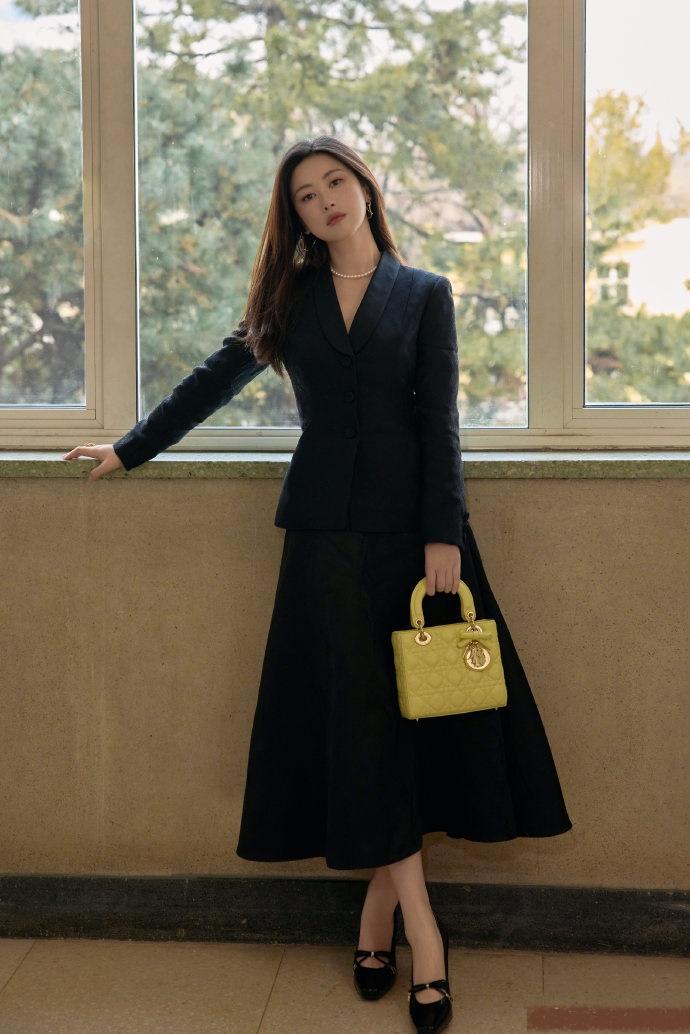 今天朱珠在北京出席时尚活动的时候搭配了一身黑色的服饰，看起来特别的年轻，也很有高