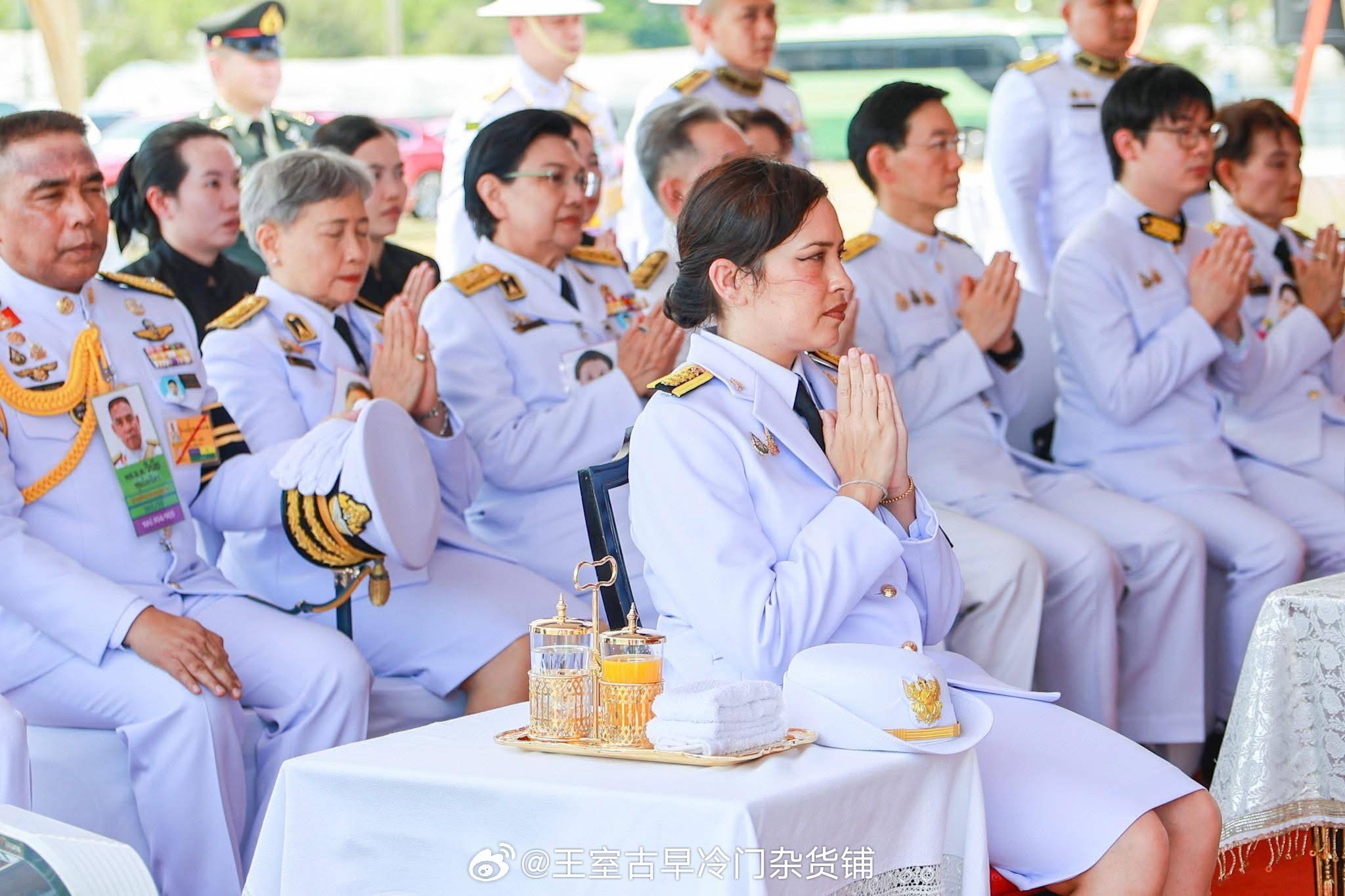 王室王室泰国王室诗丽吉亚2026年4月3日，诗丽吉亚陪同大婶出席红唇姐火葬筹备