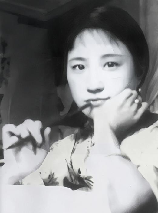 徐志摩去世后，他父亲每月都给陆小曼打钱。一天，陆小曼去取钱，却发现汇款单上附着一