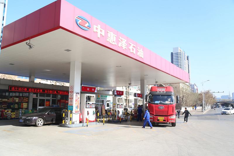 以后买车还买不买燃油车，这还真不好说。2024年中国新能源车渗透率破50%，全球
