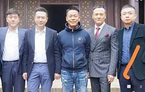 那时候，张嘉译还很年轻，孙浩的裤子怎么破啦？