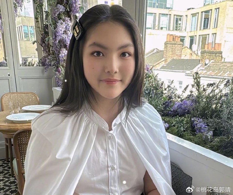 王诗龄在妈妈李湘的镜头里，永远是一副乖乖女的可爱形象，经过多年的留学生涯，越来越