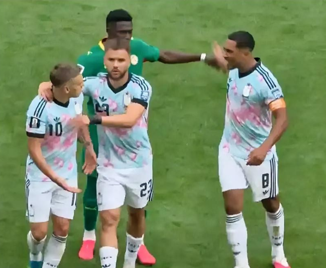 比利时🇧🇪3:2逆转塞内加尔🇸🇳，上演了足球史上全新的战术。0:2落