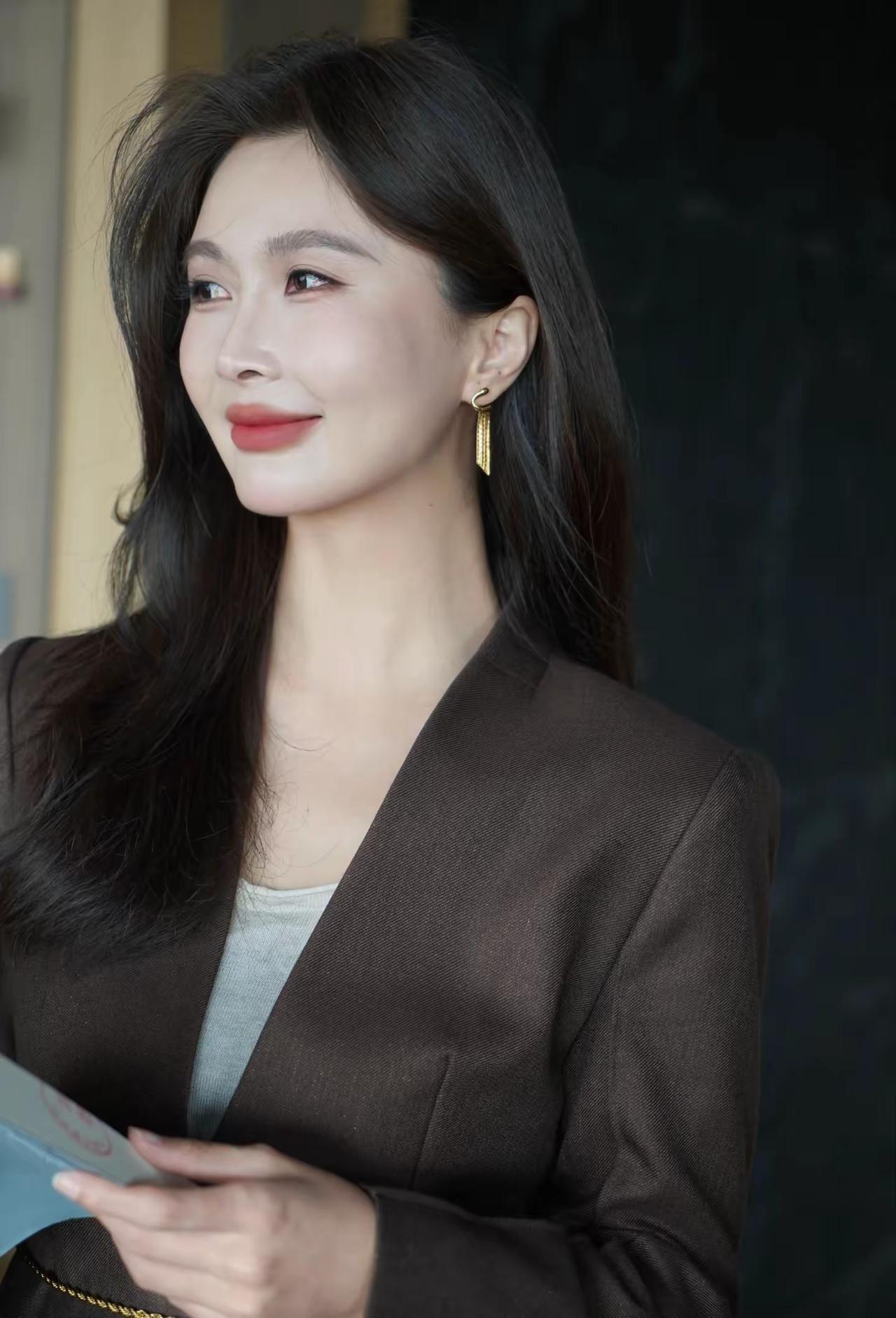 努力做自己，是为了“不后悔”。老了躺在床上回想，能说句“我这辈子没为了讨好谁委屈