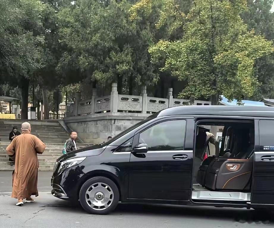 释永信日常出行，竟然是台迈巴赫房车，一般国产车坐不下他吗？​​​