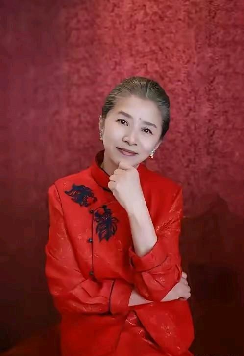 明眼人其实都看得出来，迟蓬真的太不对劲了，她都已经66岁了，难道没人告诉她，