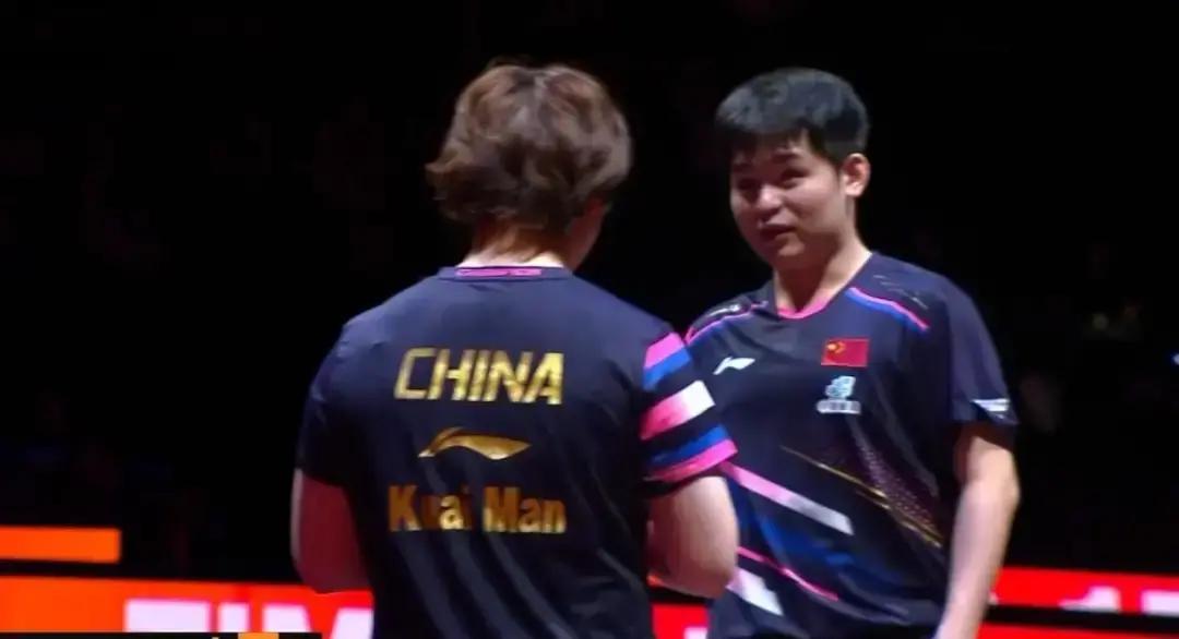 刚刷完WTT香港混双内战：世界第三莎头3-0砸翻世界第一栋曼，局间休息居然全程零