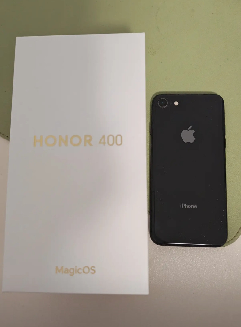 用了十年的苹果8,这次终于把它淘汰了,买了个荣耀400。说实话苹果手机还真是耐用
