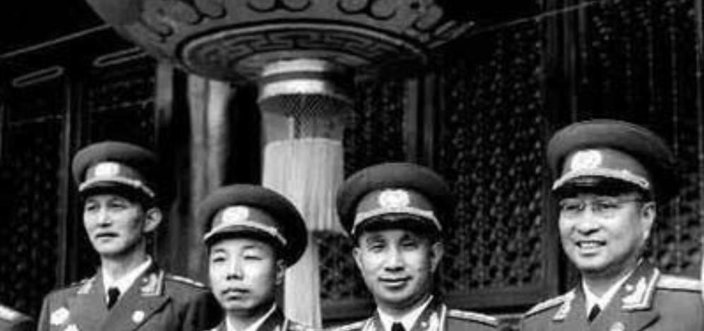 1963年罗荣桓元帅病逝，总政治部主任的位置谁来顶替，是个大问题。罗帅生前多次提