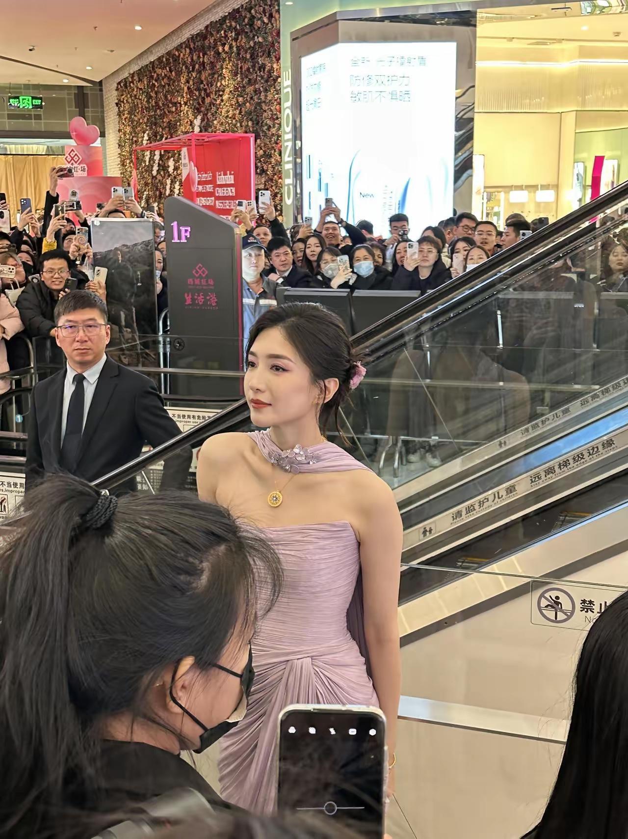 哈尔滨偶遇江疏影的快乐谁懂！淡紫色抹胸长裙优雅又灵动，衬得冷白皮白到发光，金饰搭