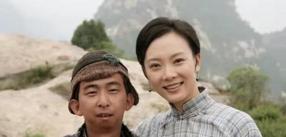 2022年，坐拥10亿身家的41岁导演巨兴茂和妻子大婚，让人十分不解的是妻子貌美