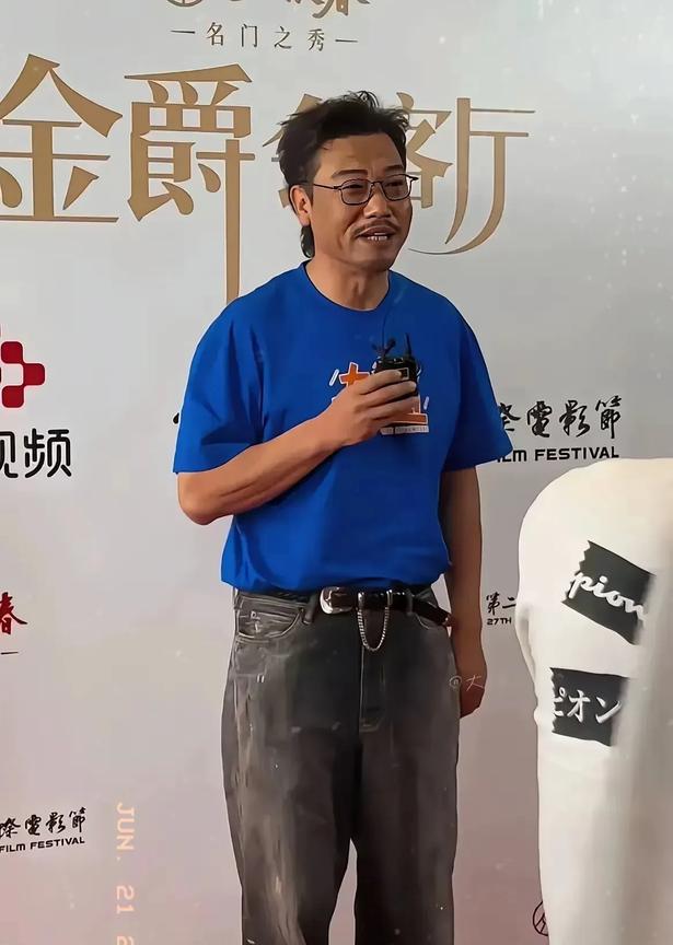还我们一个胖胖，又好笑的贾冰吧！贾冰瘦身后这形象真是让人有点意外！以前胖嘟嘟