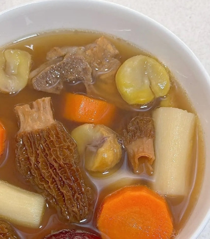 前天中午，儿媳妇炖了一锅排骨。隔很远都能闻见香味，实在没忍住就先吃了几块。没想到