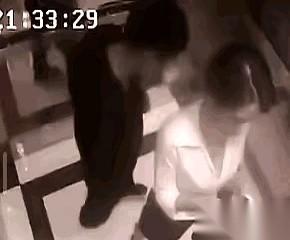 那哥们儿蜷在电梯角落里哼唧的时候，估计满脑子都是问号：这剧本不对啊？说好的小白