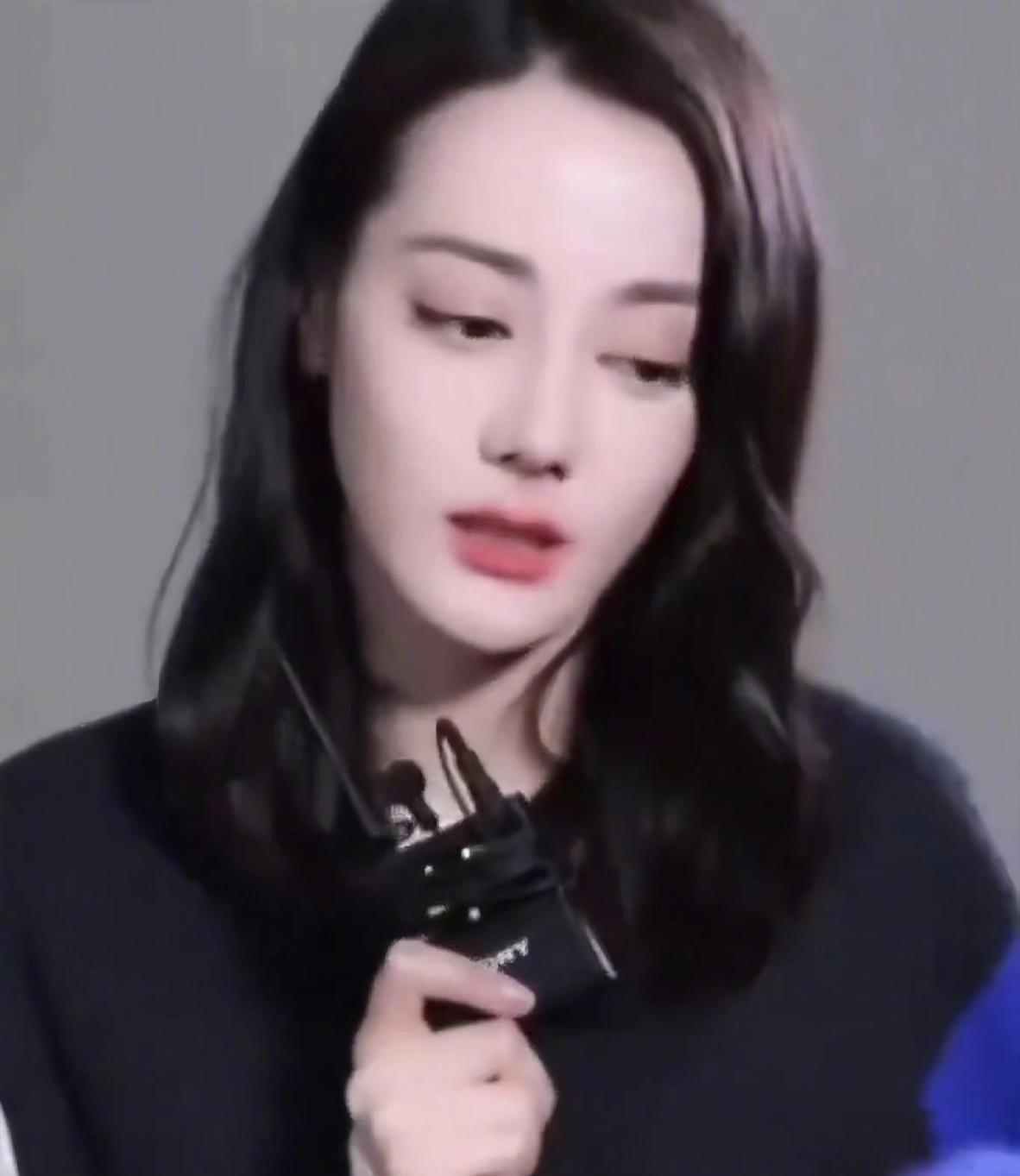 “她怎么变这么丑了？”每次看到迪丽热巴因为颜值遭受这样的质疑，都会觉得有点唏嘘，