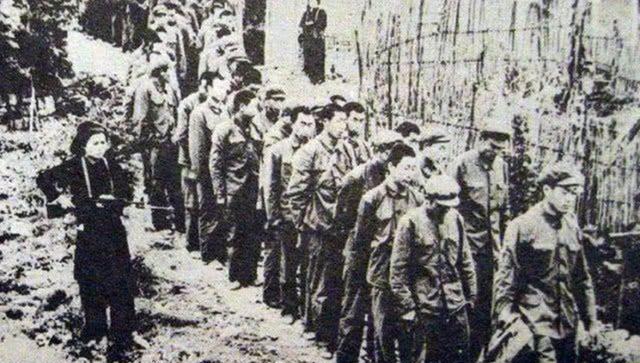 1979年，俘虏交换后，200多名战士终于回到祖国。他们刚刚跨过边境线，广州