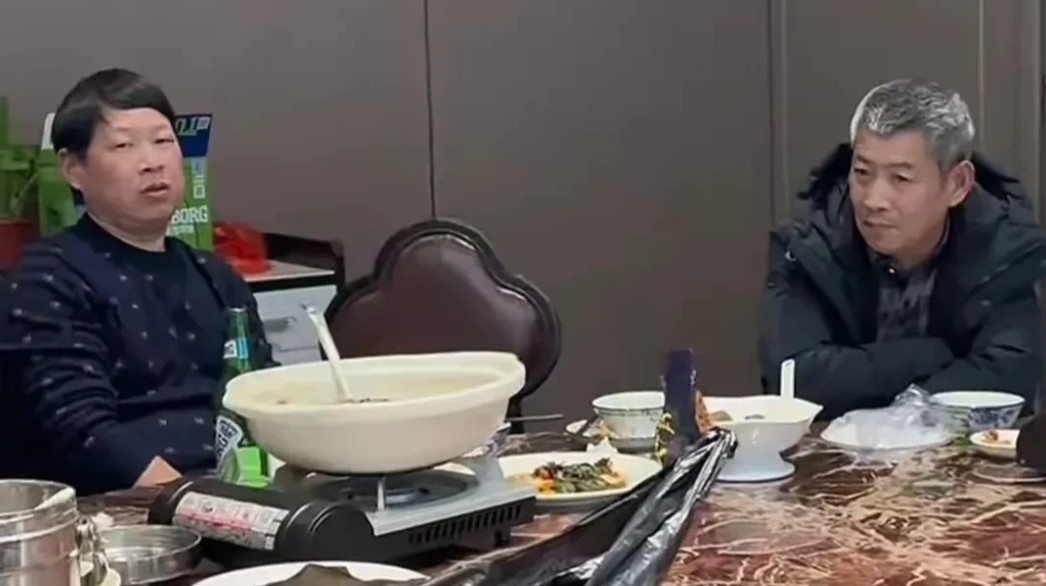 湖南有个男的，正跟女朋友吃饭呢，商量订婚的事儿。嘿，哪知道啊，就女子接下来的一个