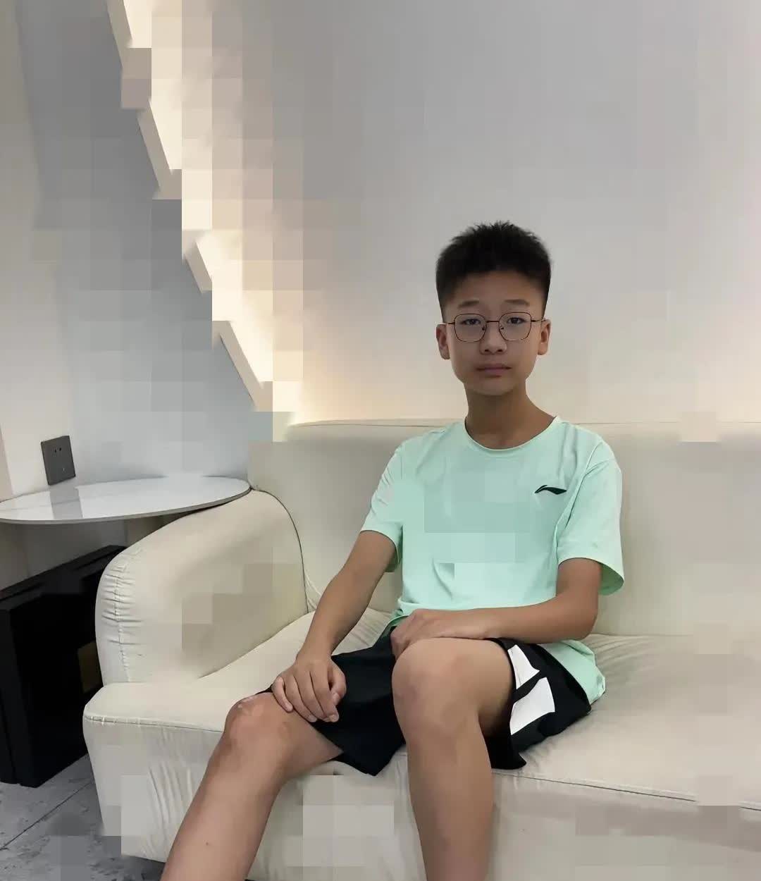 气死我了，孩子今年初二放学回来，说班主任用戒尺打了他几下，还罚他站了一节课。