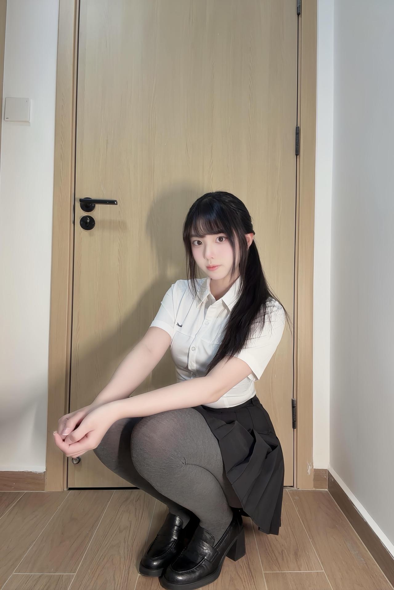 青春洋溢的校园少女，白色衬衫搭配黑色短裙，甜美可爱。