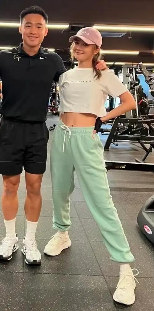 43岁的阿Sa公开与小9岁健身教练的恋情，为何女明星偏爱健身教练？43岁的阿