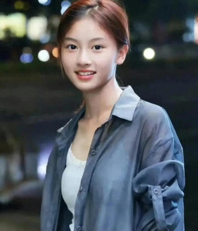 七七赵钰琪进组《但愿人长久》！这小女孩真是在热搜上出道的艺人，因为颜值火出圈，