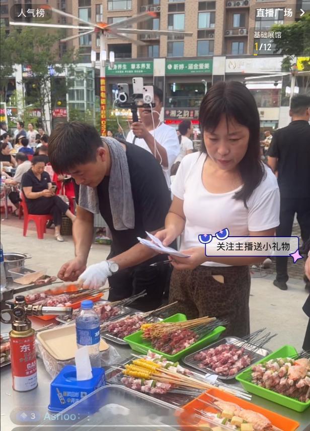 烧烤陈杰是彻底接住这流量了！陈杰的烧烤摊搬到了九龙广场，本以为客人会骤少，没想到