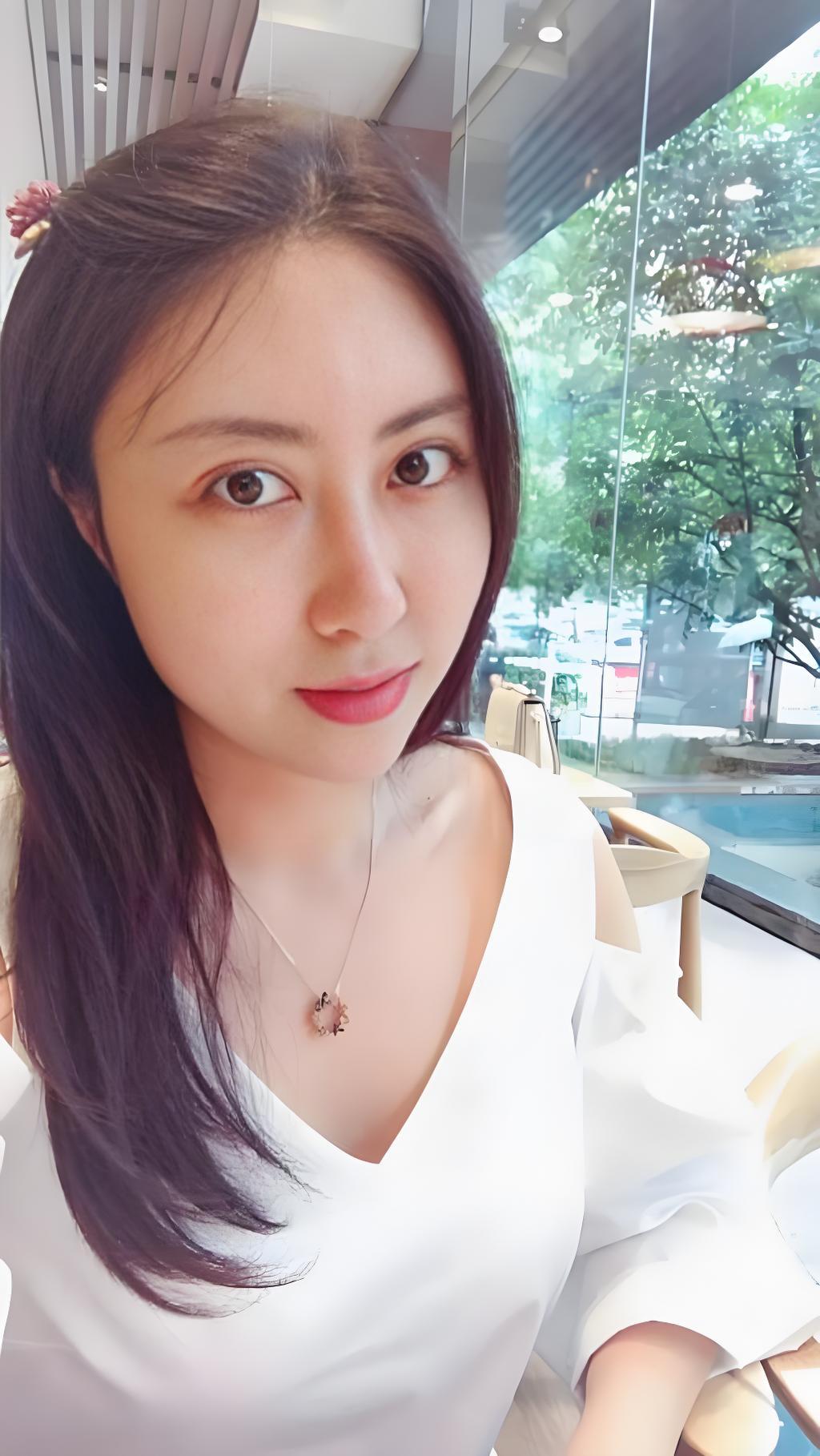 说实话，我一开始对贾浅浅是不认同的。觉得诗不够雅，还有争议。但看多了文学史，