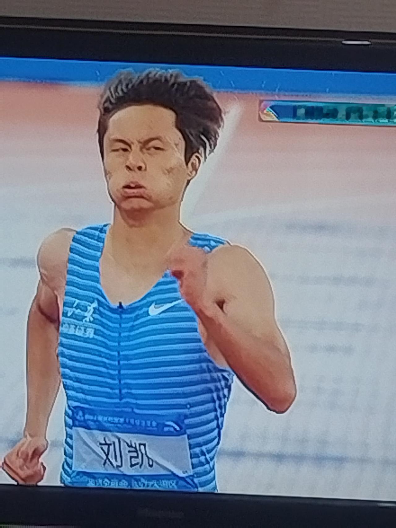 祝贺山东运动员刘凯摘得400米金牌。就在刚刚山东队员刘凯在男子400米决赛中脱