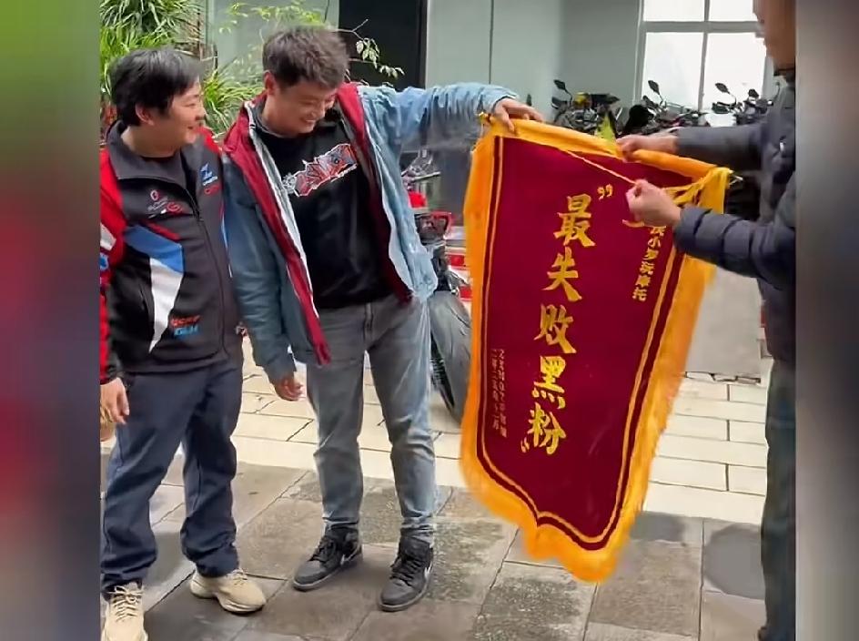 妙啊！太妙了！有人说张雪造的车不行，键盘噼里啪啦对着价格一顿输出。大伙都等