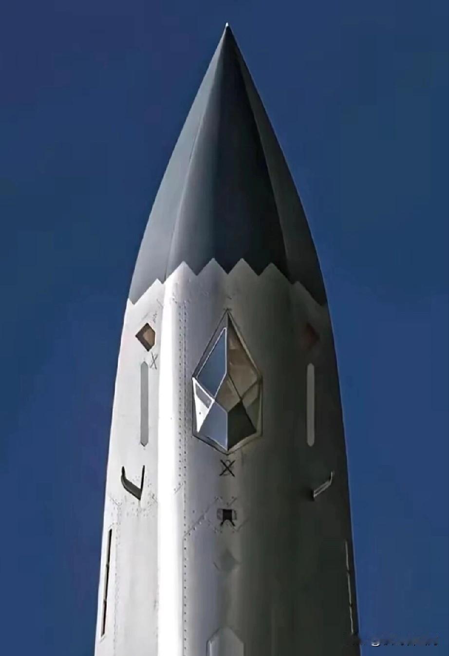 歼-20机首下的神秘“蓝宝石”歼-20的“蓝宝石”EOTS光电瞄准系统，是