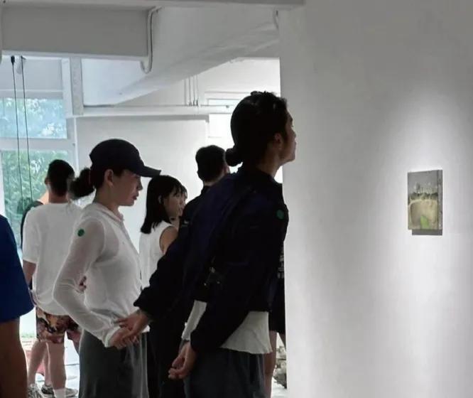 只能说这一次魏如萱输的比较惨。小21岁的网红帅哥，同时在两个女人之间侧滑，弄得