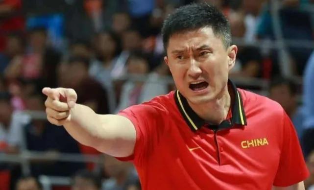 广东宏远迎多事之秋，杜锋新赛季举步维艰。先是徐杰被曝出轨加赌球。举报者指控徐杰