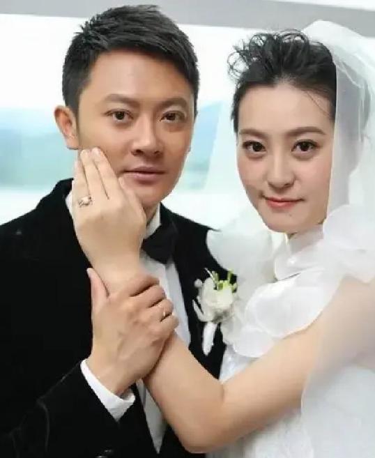 2015年9月，印小天花费210万元彩礼，迎娶了比自己年轻十岁的哈琳娜。2016