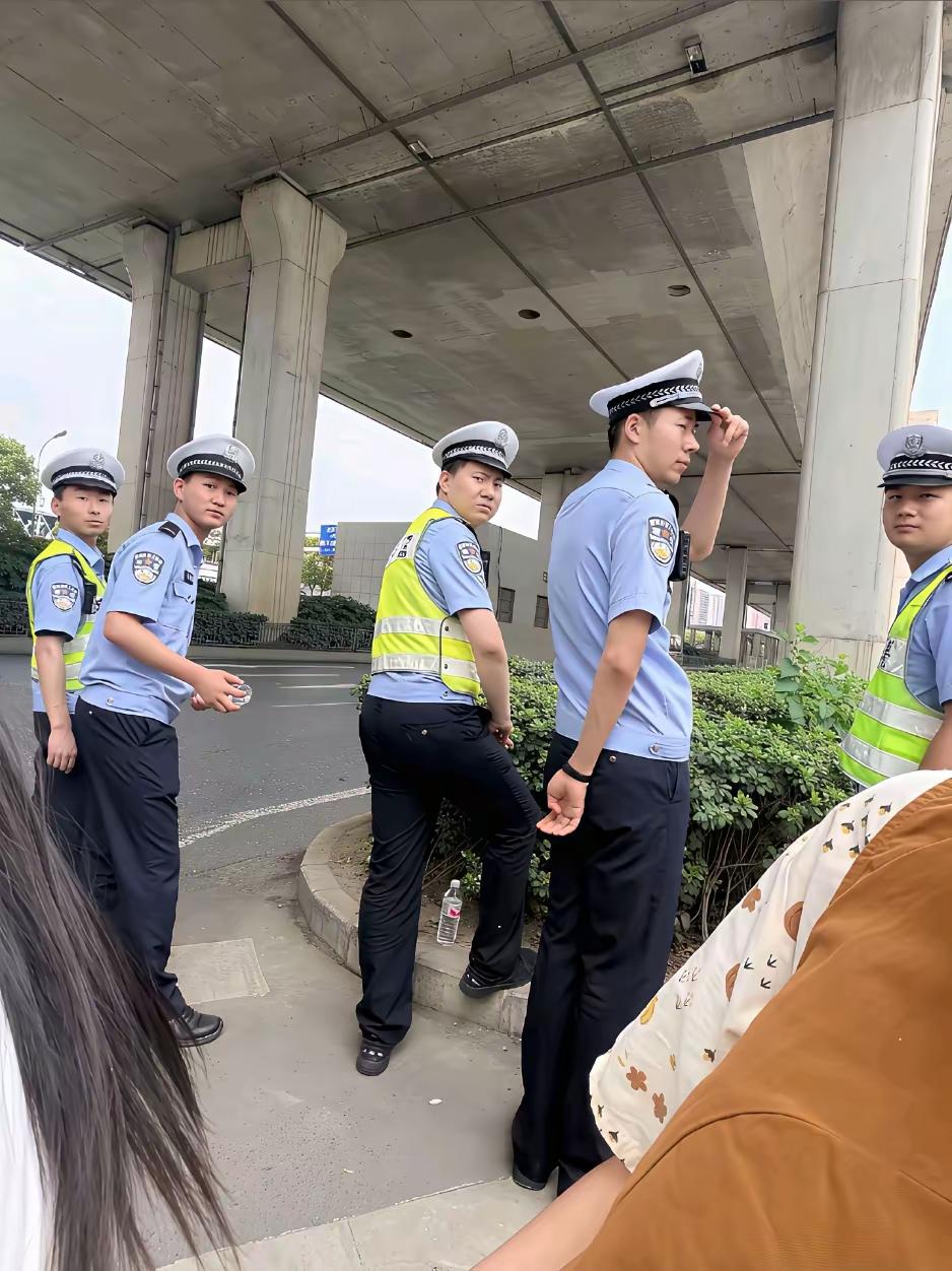 你转头就跑，大喊一声:大王，来抓我呀！