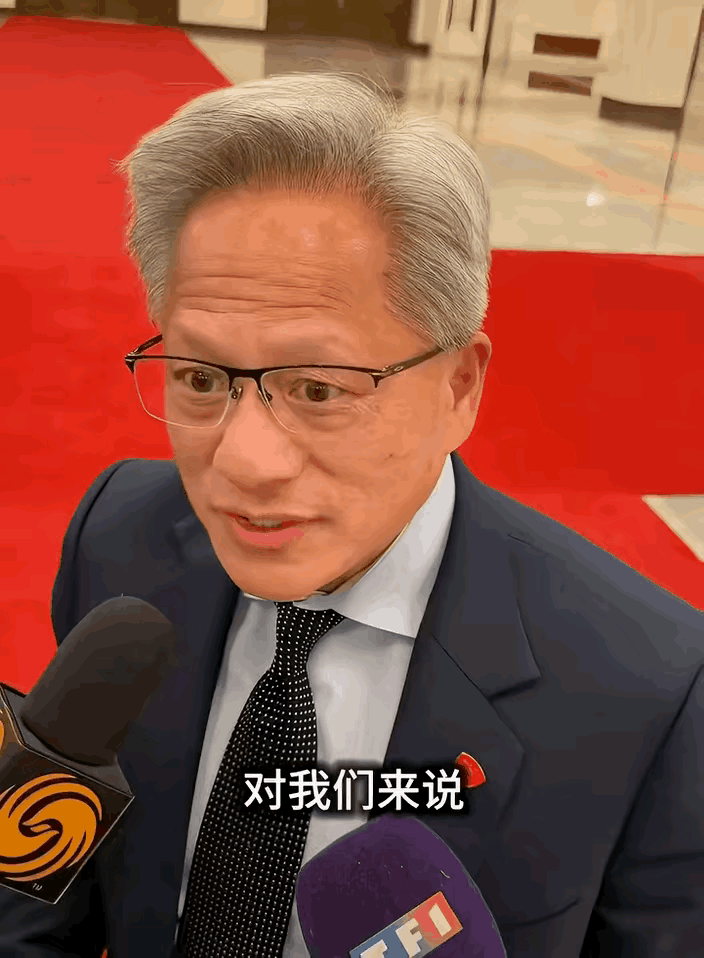 记者：你会卖掉你的芯片给华为吗？黄仁勋：无奈、无语了，这是什么问题？看到记者