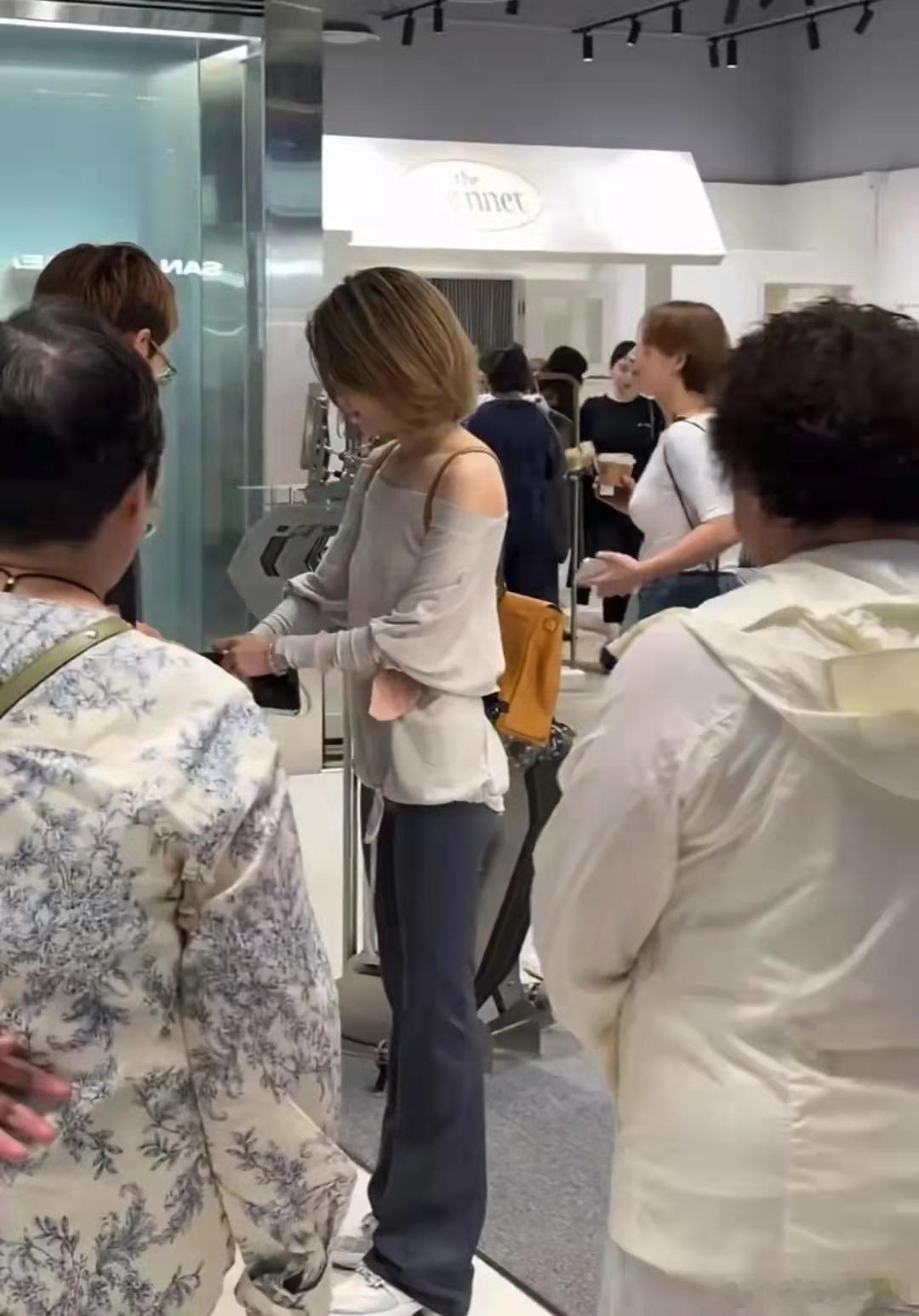 韩国商场偶遇赵露思！带着一家人旅游好孝顺，爱马仕包包超级抢镜！​​​