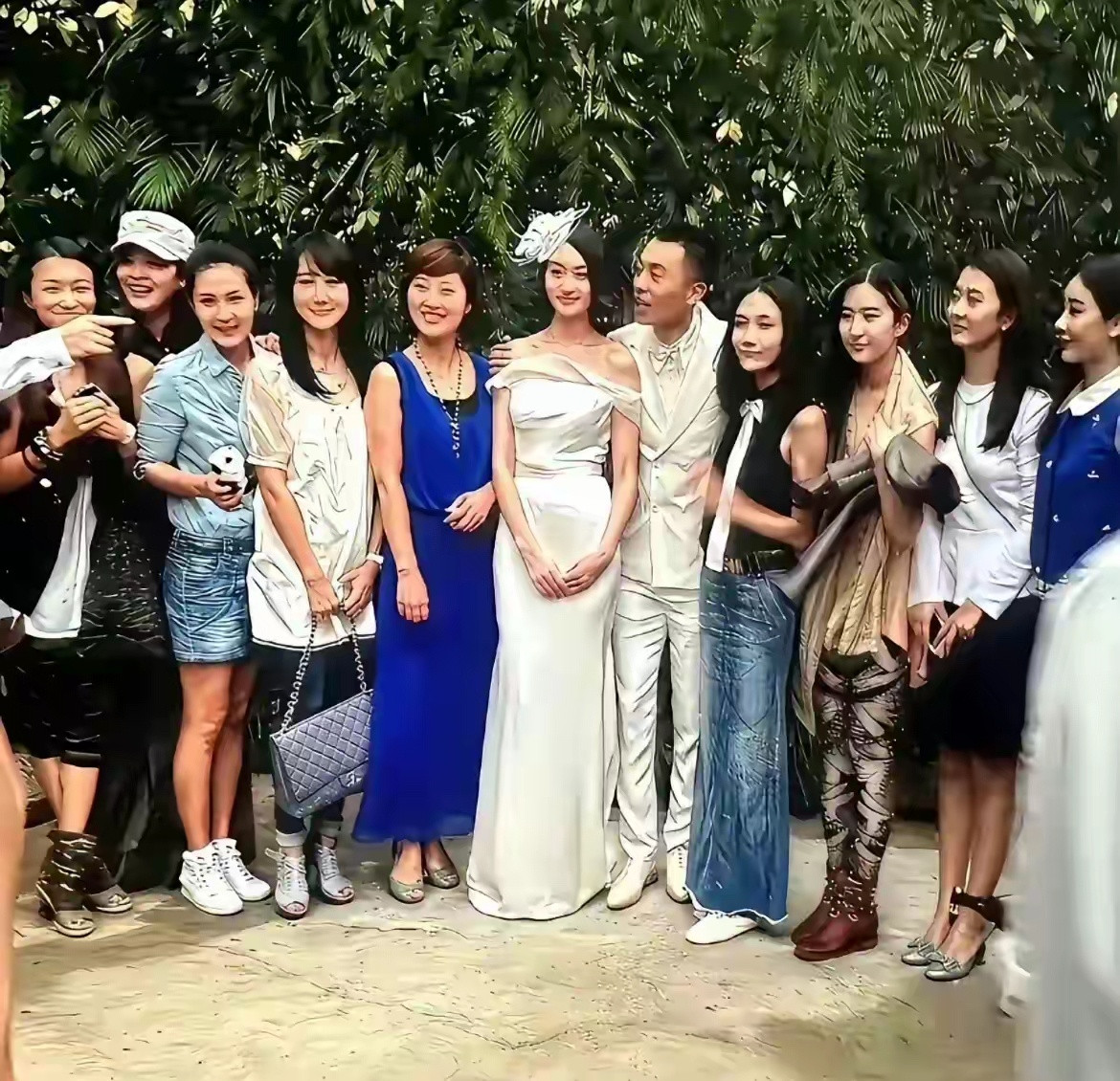 有网友爆出朱亚文当年结婚时的照片，照片中却有刘亦菲的身影！​​​