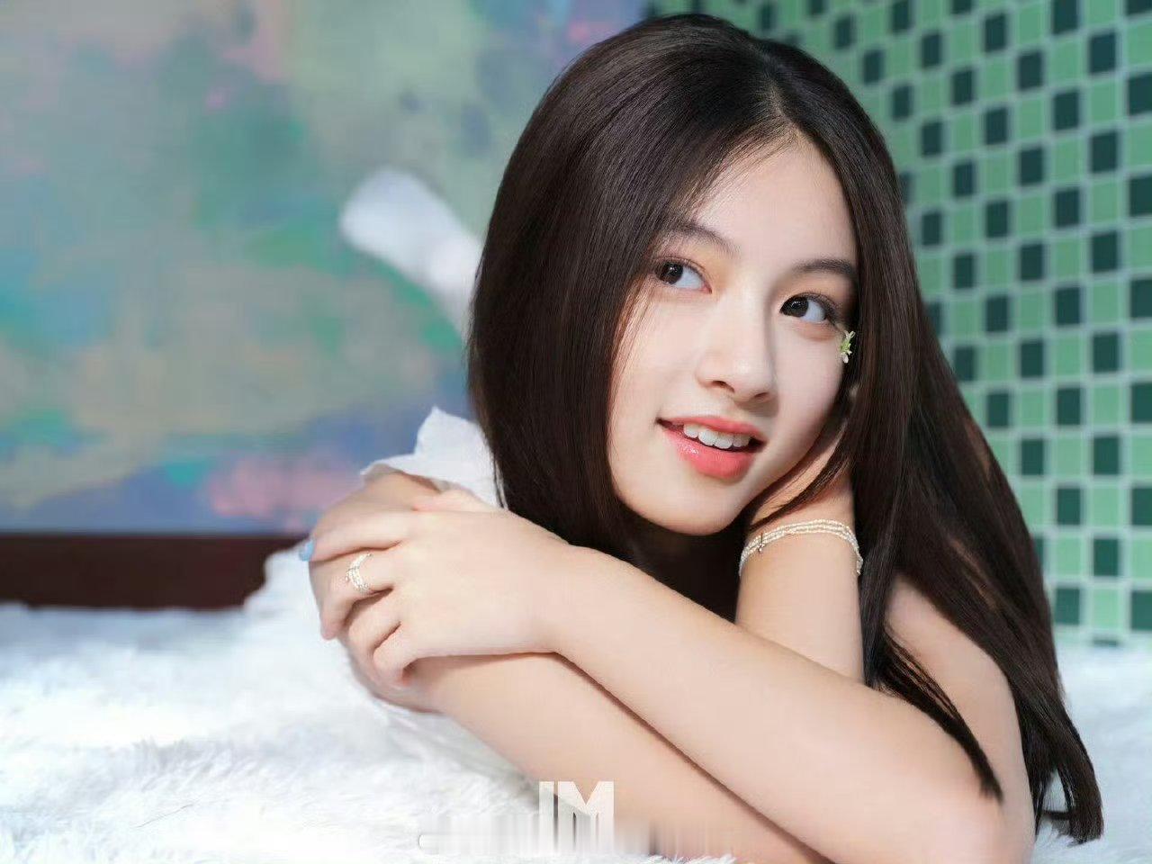 赵钰琪七七这么快杂志也安排上了，是个很漂亮的小姑娘！