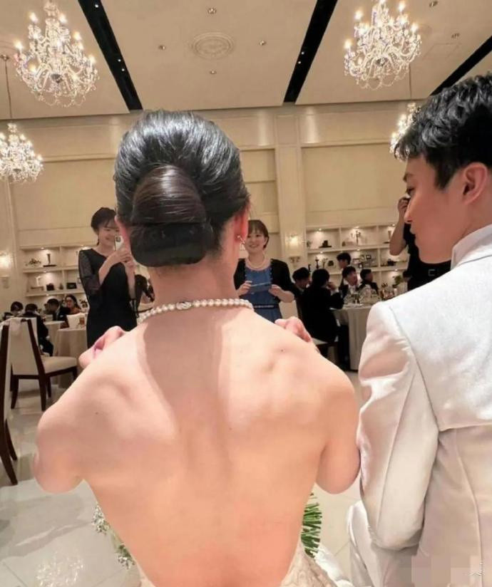 这新郎应该没有叛逆期