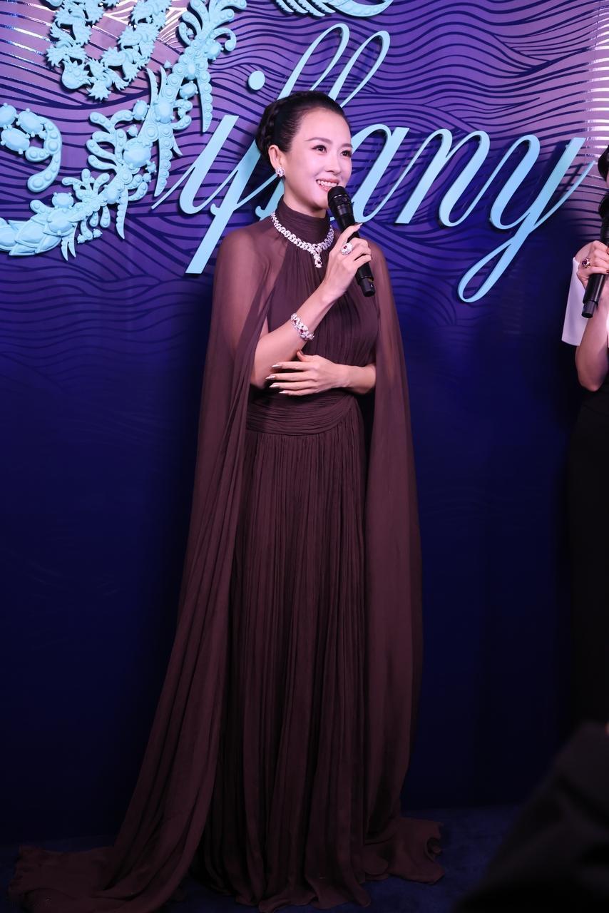 今天章子怡在出席时尚活动的时候搭配的很有女神范儿,气质超好,真的是太美了。章