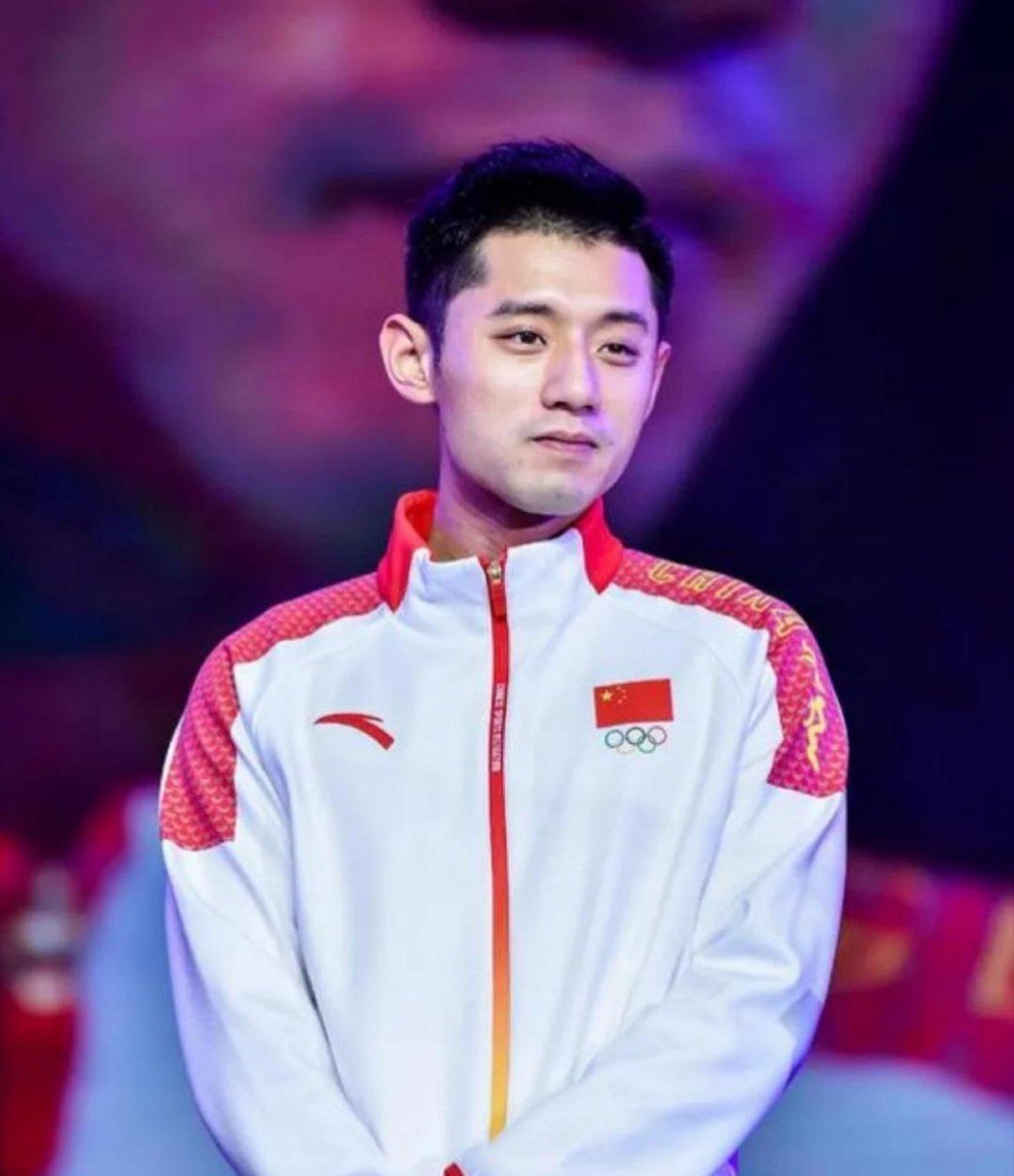 一次，记者问张继科的爸爸：“你对未来儿媳妇的标准要求是什么？”张爸爸说:“我的
