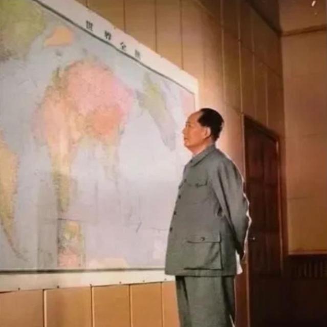 1969年7月，毛主席问高碧岑：“中国北临苏联，南临印度，东临日本，如果他们联合