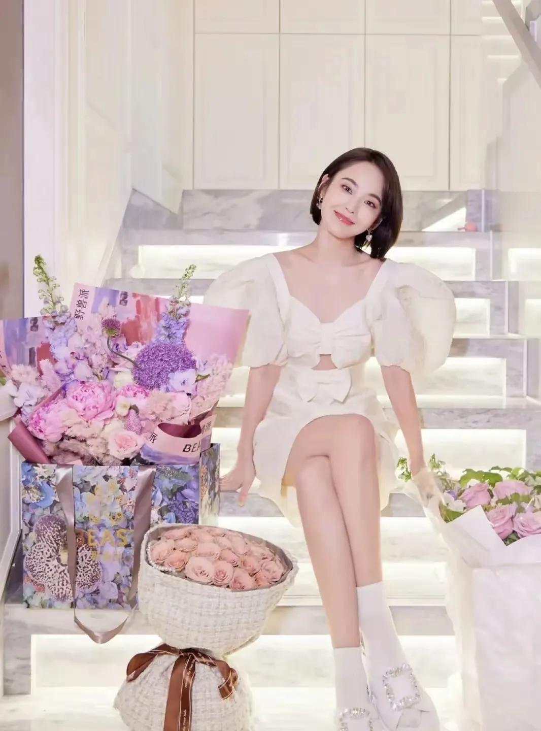 张佳宁太美啦！五官很精致，妥妥的女神一枚！给人眼前一亮的感觉，尤其是这双迷人的眼